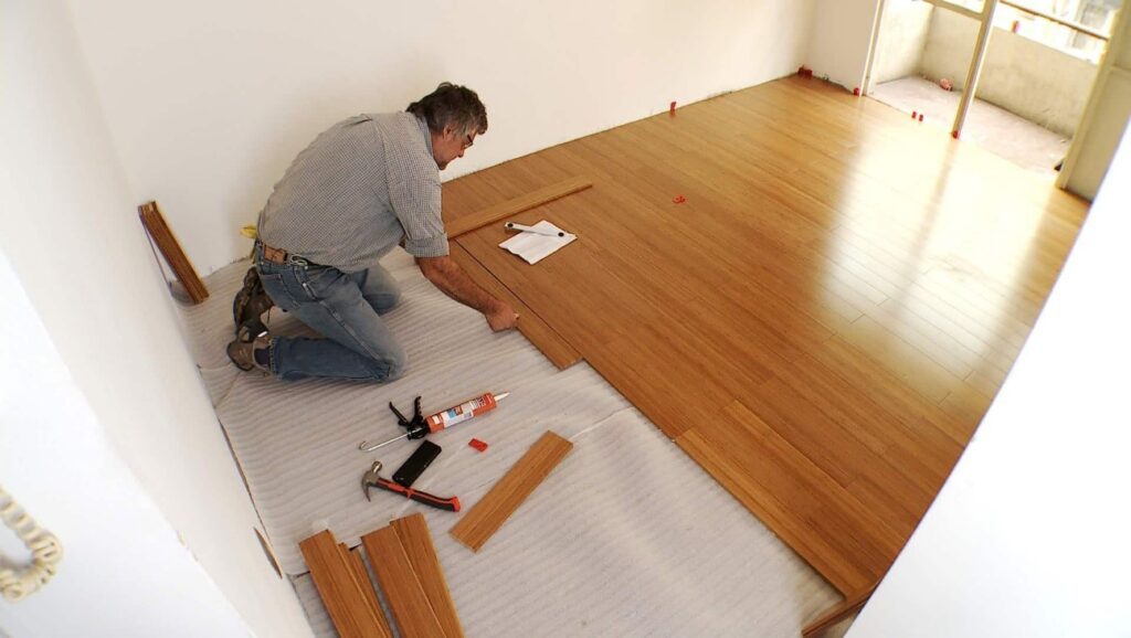 hombre-instalando-piso-laminado-1024x578.jpg