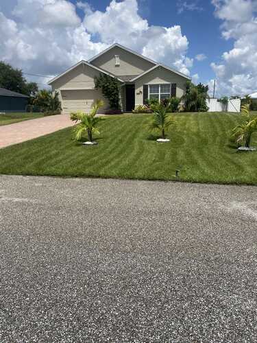 Freshly Mowed & Manicured Front Lawn – Cape Coral, FL