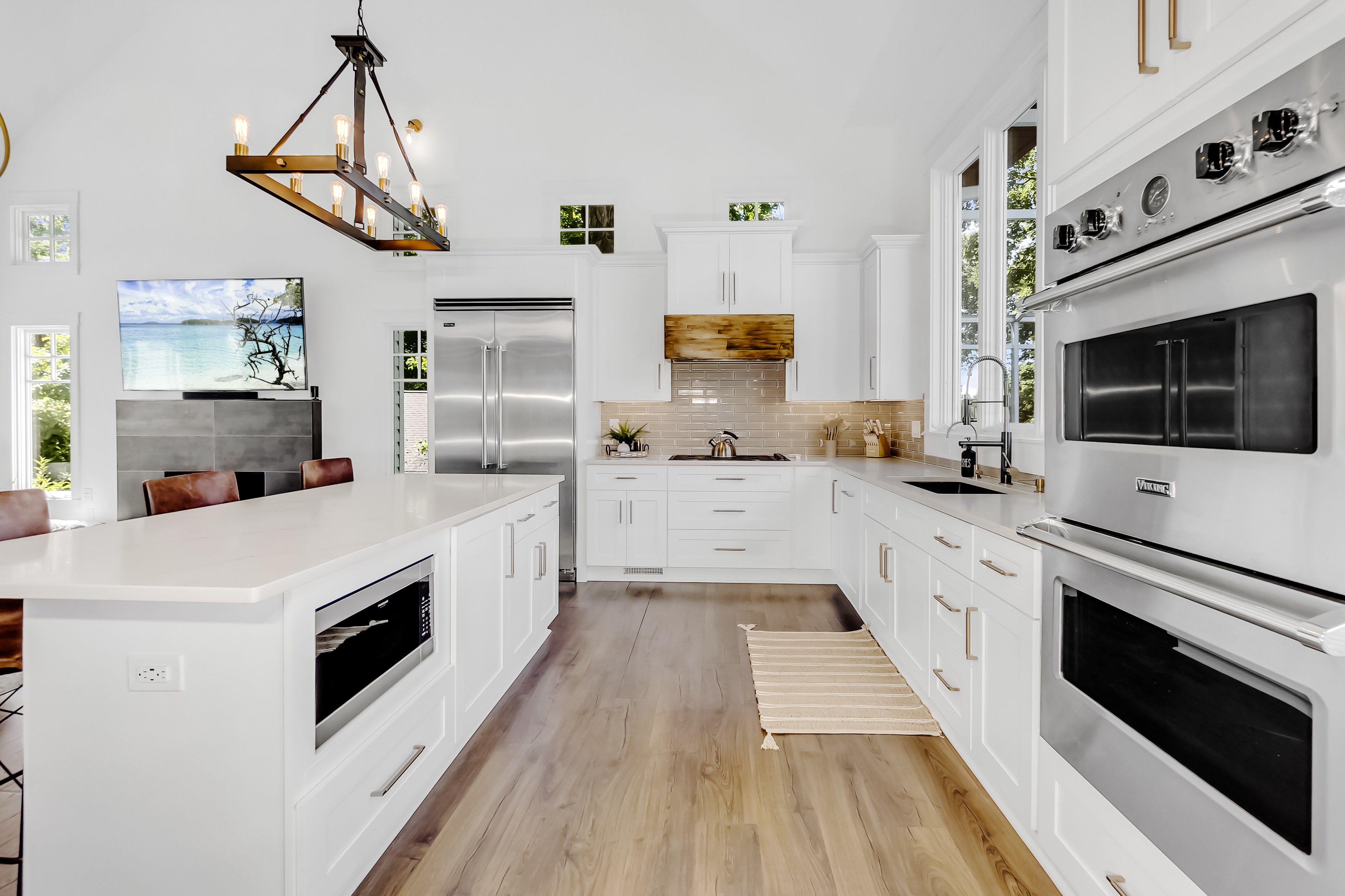 Sparkling Clean Modern Kitchen