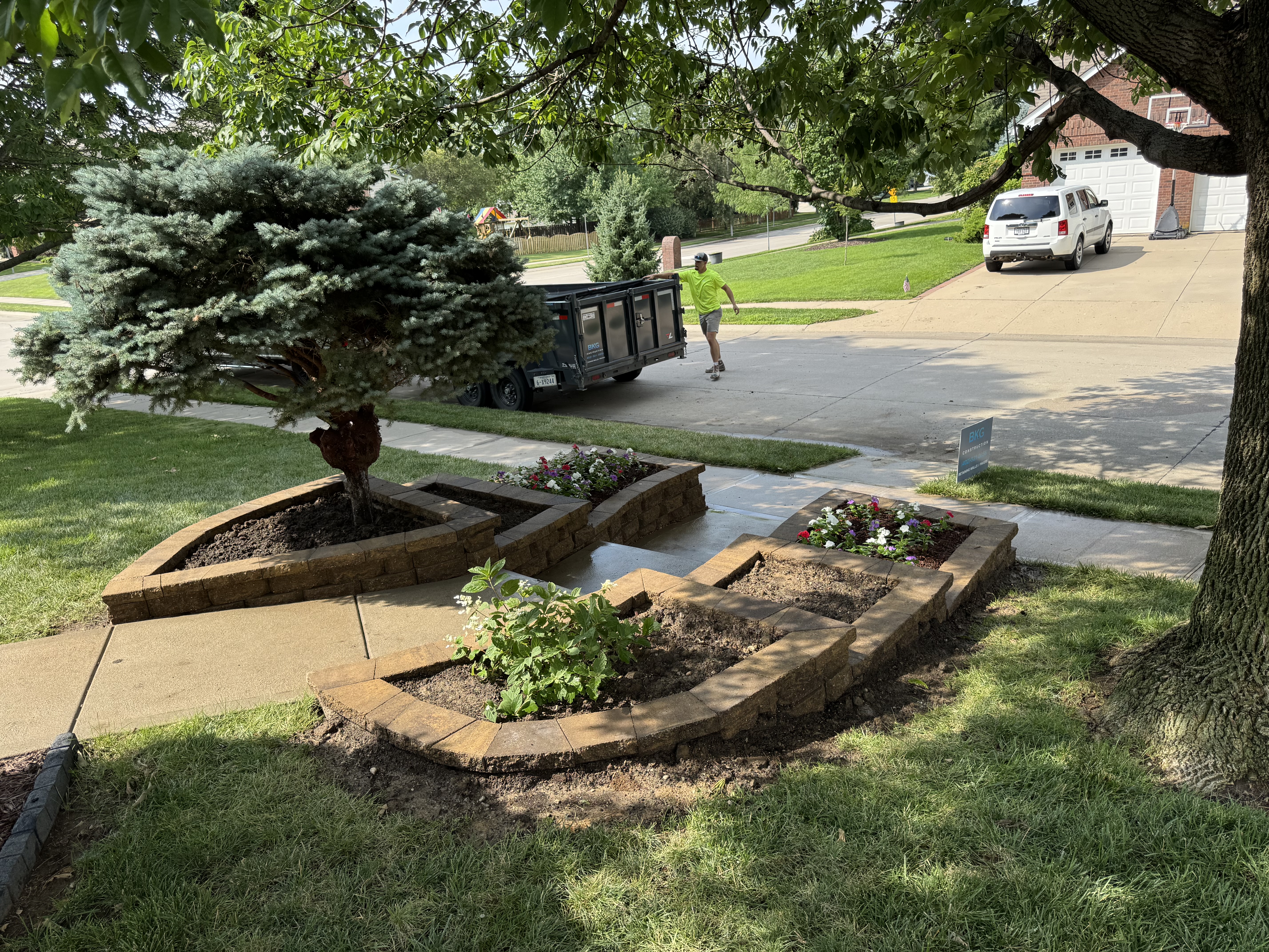 Curved Block Retaining Wall Garden Beds – Front Yard Landscaping