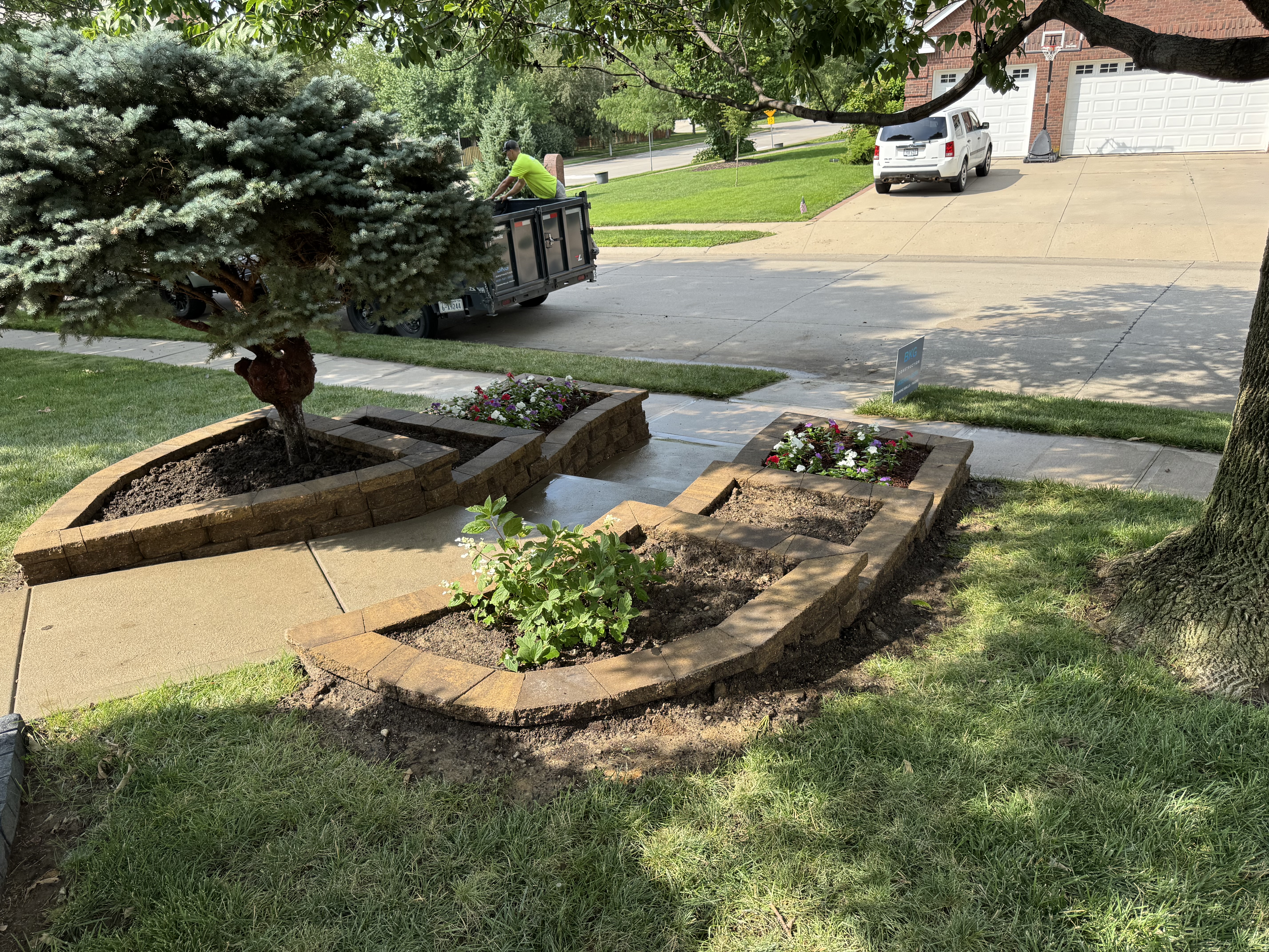 Curved Block Retaining Wall Garden Beds – Front Yard Landscaping