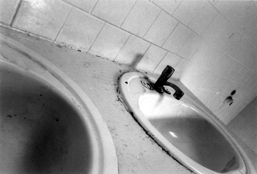 Dirty Sink & Bathroom Fixture Needing Professional Plumbing Service